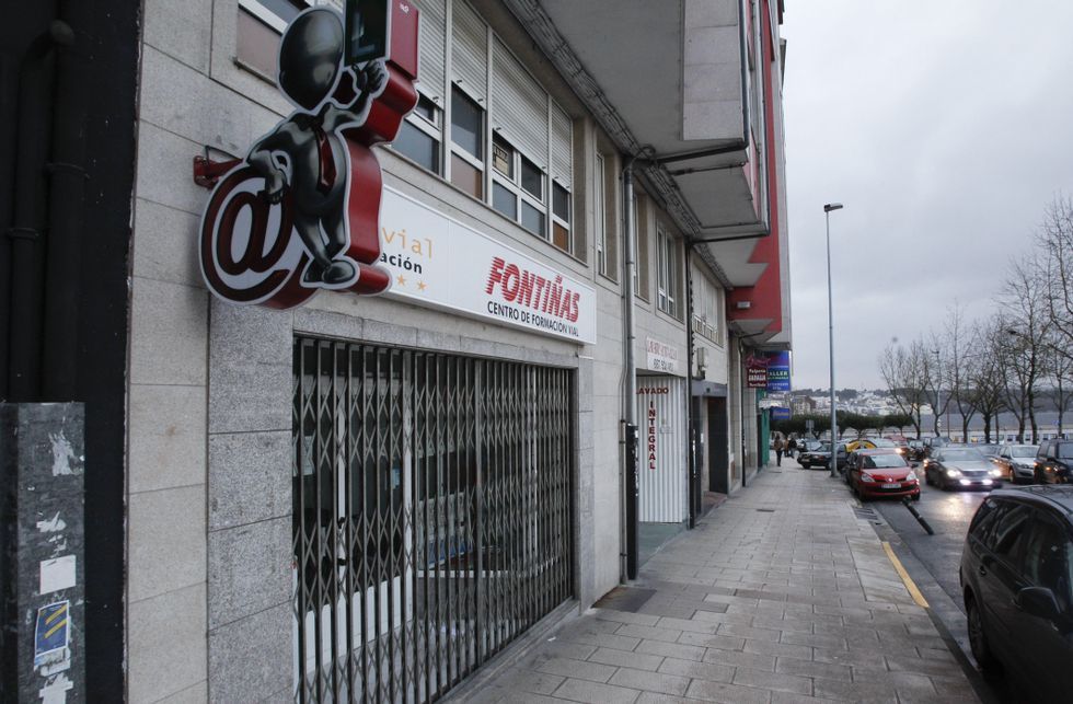 El primer local de la autoescuela, en Fonti�as, lleva cerrado m�s de un mes. 