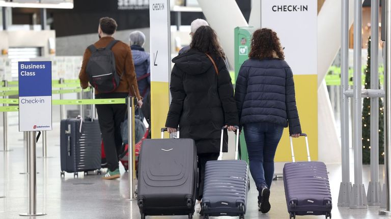 Una hora y media aguardando un autobús después de que su avión se desviase a Santiago por culpa de la niebla