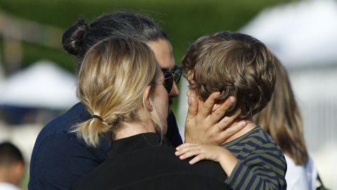 Marta Ortega con su hijo Amancio en brazos, quien saluda a Carlos Torretta, marido de la empresaria, en 2019.
