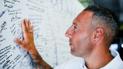 El exfutbolista del Real Oviedo, Santi Cazorla, lee los mensajes qe le dej� la afici�n