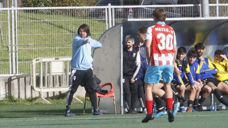 Secho Martínez, entrenador del Compostela: «No me están gustando mucho los últimos arbitrajes»