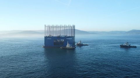El Kugira de Acciona, el dique cajonero más grande del mundo, entrando en el puerto exterior de A Coruña