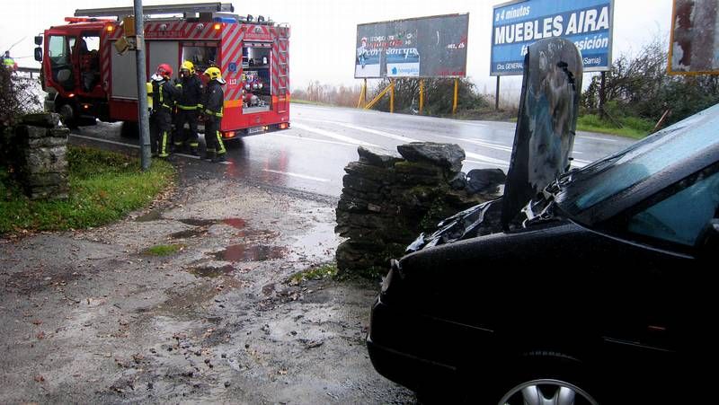Celebraci�n en O Rosal tras repartir el Gordo.El fuego solo afect� al motor del veh�culo por la r�pida intervenci�n de los bomberos