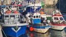 Barcos pontevedreses atracados en el puerto de Llanes, en Asturias