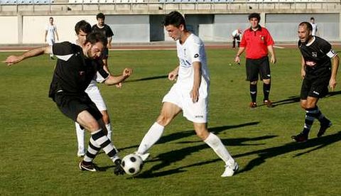 El futbolista del Club Lemos, lvaro, a la derecha pugna por el baln ante el Ourense CF. 