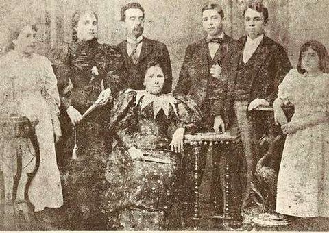 1898. Familia Abente-Mislovsky: Antonia, Manuela, Victorino Abente, Leandro, Isidro y Balbina. Sentada, la esposa de Victorino, Isabel.