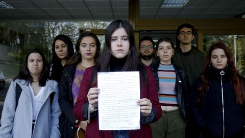 Carmen, la alumna a la que critic Luciano Mndez, arropada por sus compaeros