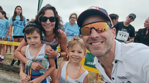 Laura Moros�y su marido Israel Pazos, junto con sus dos hijos