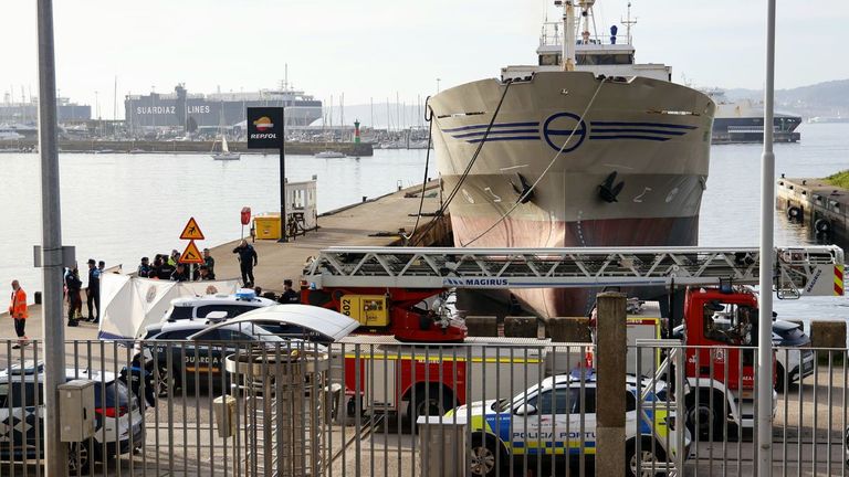 Amplio despliegue de emergencias en el puerto de Vigo por la aparición de un cadáver flotando