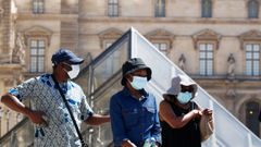 Personas con mscaras protectoras caminan cerca del Museo del Louvre, en Pars, mientras Francia refuerza el uso de mscaras como parte de los esfuerzos para frenar el resurgimiento del coronavirus en todo el pas
