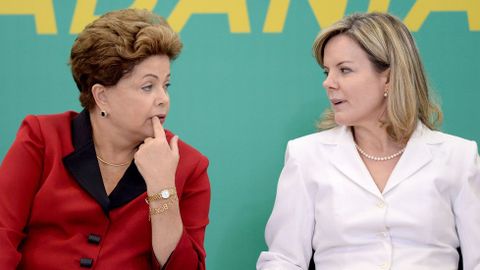 Rousseff, junto a Gleisi Hoffmann, ministra de la Presidencia, investigada en la causa