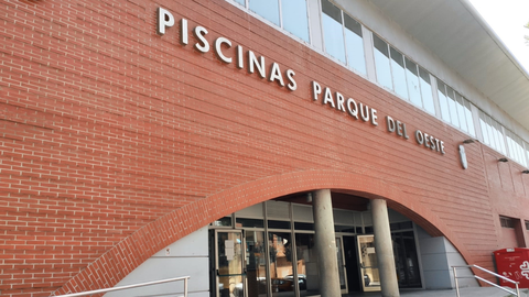 Piscinas municipales del Parque del Oeste en Oviedo, en el barrio de Olivares, P�rticos 2