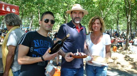 Javier Taboada, directivo de la cooperativa Icos (en el medio), con su trozo de empanada en plena fiesta