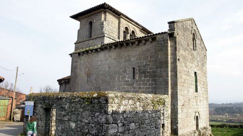 La iglesia de San Miguel de Eir, en Pantn, se caracteriza por una estructura en forma de torre nada habitual en el romnico gallego
