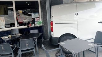 La furgoneta, tras chocar marcha atr�s contra la fachada del bar