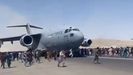 El avión C-17 fue rodeado por cientos de civiles afganos durante la caótica jornada del lunes en el aeropuerto de Kabul.