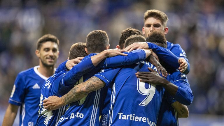 Los futbolistas del Real Oviedo celebran el gol de Borja Bastón a Las Palmas
