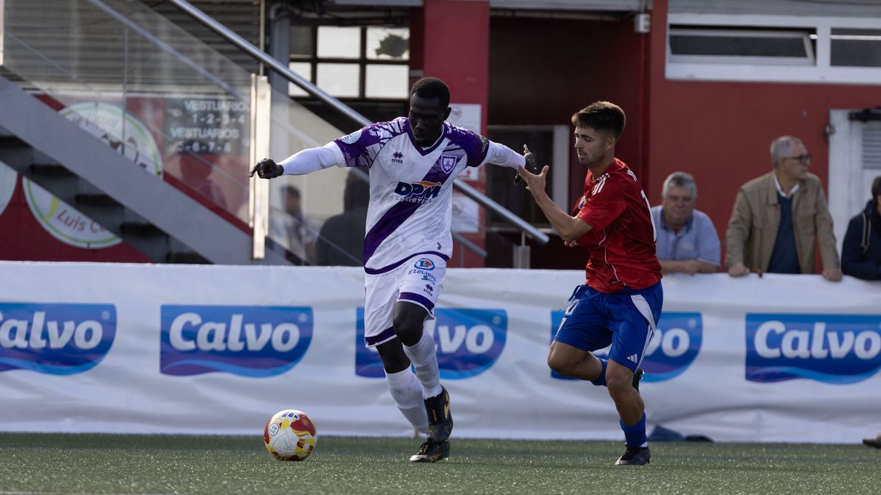 Iago Novo presiona a un rival en el �ltimo duelo entre Berganti�os y Numancia