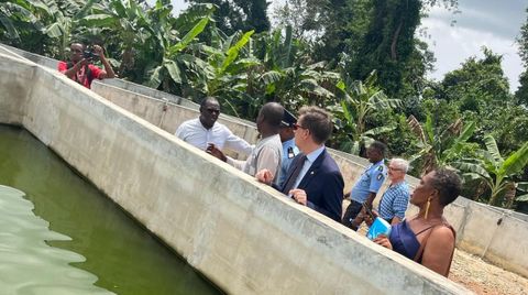 Visita del embajador espaol en Costa de Marfil a la piscifactora que mont Egueire