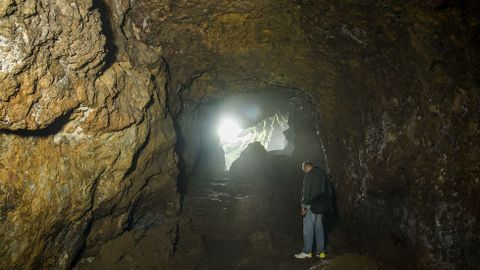 La cueva fue sucesivamente ampliada por los mineros en busca de vetas de hierro. Todo apunta a que la explotacin de este filn empez en la poca romana