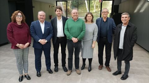 De izquierda a derecha, Rocío López, concejala de A Laracha; José Ramón Rioboo, alcalde de Culleredo; Carlos Calvelo, alcalde de Arteixo; José Manuel López Varela, alcalde de A Laracha; Luz María Villa, viceinterventora del Concello de Arteixo, Evencio Ferrero, alcalde de Carballo, y Antonio Alfeirán, Comisionado de Movilidad de A Coruña