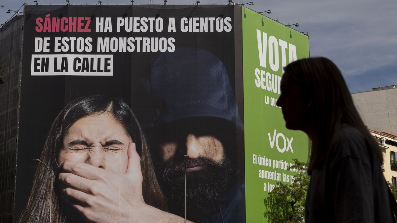 El rcord de peticiones de voto a distancia pone al lmite la capacidad de Correos.Lona instalada por el partido Vox en la calle Martnez Campos, en Madrid.