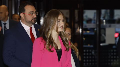  La princesa Leonor y el presidente del Principado, Adrián Barbón, a su llegada a Oviedo para presidir el tradicional concierto de los Premios Princesa de Asturias
