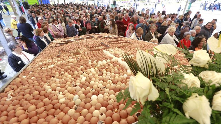 Una tonelada de churrasco y seis mil huevos abastecen a San Gregorio