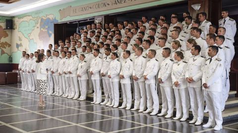 La ministra de Defensa felicitando a los nuevos oficiales de la Armada