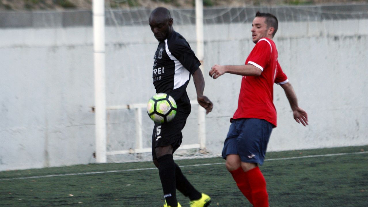 Escaparate en Lugo con tres tumbas, coche f�nebre y una l�pida tallada