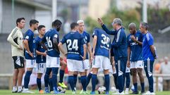 Los jugadores del Oviedo reciben rdenes de Bolo durante un amistoso