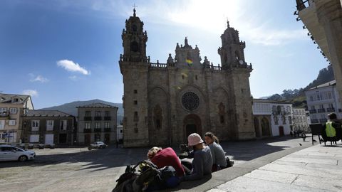 Peregrinos descansando ante la Catedral de Mondoñedo