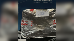 Pegatinade  Free Palestine  en envases de comida kosher de un vuelo de Iberia.