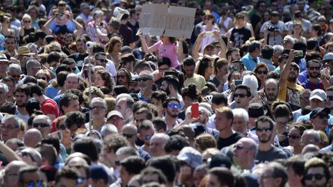 Los ciudadanos españoles han rendido homenaje a las víctimas con un minuto de silencio en la Plaza de Cataluña