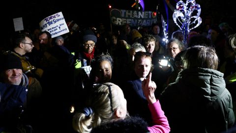 Cruce entre manifestantes a favor y en contra de la inmigración, en Manston, Reino Unido