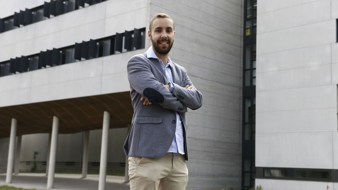 Ana Cambn na sala de control na que traballa