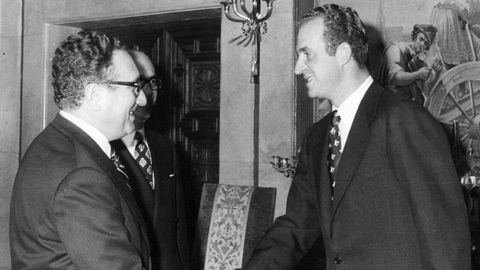 Henry Kissinger y el entonces prncipe Juan Carlos de Borbn en 1973, durante una visita a Espaa