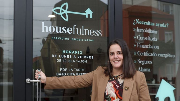 Jennifer Servia, ante su inmobiliaria Housefulness en la carretera de Catabois