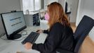 Una empleada de Agroamb, trabajando en las oficinas, en las que la conexión a Internet ha mejorado con el 5G