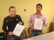 ...Los denunciantes muestran la documentaci�n entregada a la fiscalia