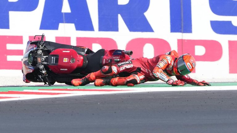 Marc Márquez se cae y  Marco Bezzecchi gana el esprint de Misano