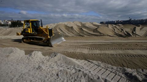 Trabajos para retirar la duna de Riazor