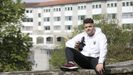 El popular «streamer» Diego Iglesias (Guanyar) aclara que, a pesar de vivir fuera, guarda un estrecho vínculo con Santiago y con el colegio La Salle, que se aprecia al fondo. «Ahí quiero grabar dos vídeos. En uno intentaré que profesores hablen sobre mí. En un segundo probaré si soy capaz de aprobar un examen de sexto de primaria», avanza animado