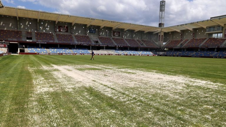Un informe del Concello de Pontevedra fija en casi 1,7 millones la «reconstrucción integral» del césped de Pasarón