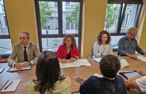 Eva Ledo, en el centro en una reunión con las representantes de las trabajadoras de 0 a 3