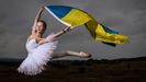 Una joven bailarina, con la bandera ucraniana