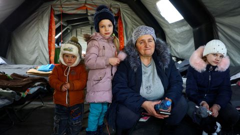 Una familia que ha huido de Mykolaiv, en una de las carpas montadas por Polonia para recibir a los refugiados.