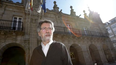 Daro Xohn Cabana, no 2015 diante da Casa Consistorial de Lugo, onde traballaba entn