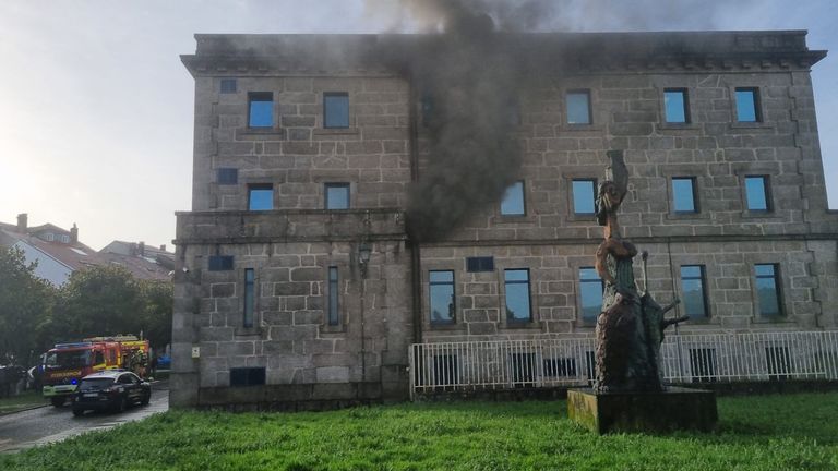 Un incendio en la comisaría de la Policía Nacional en Santiago moviliza a los Bomberos