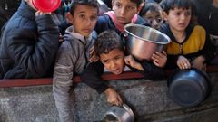 Unos niños hacen cola para adquirir ayuda humanitaria en Rafah.